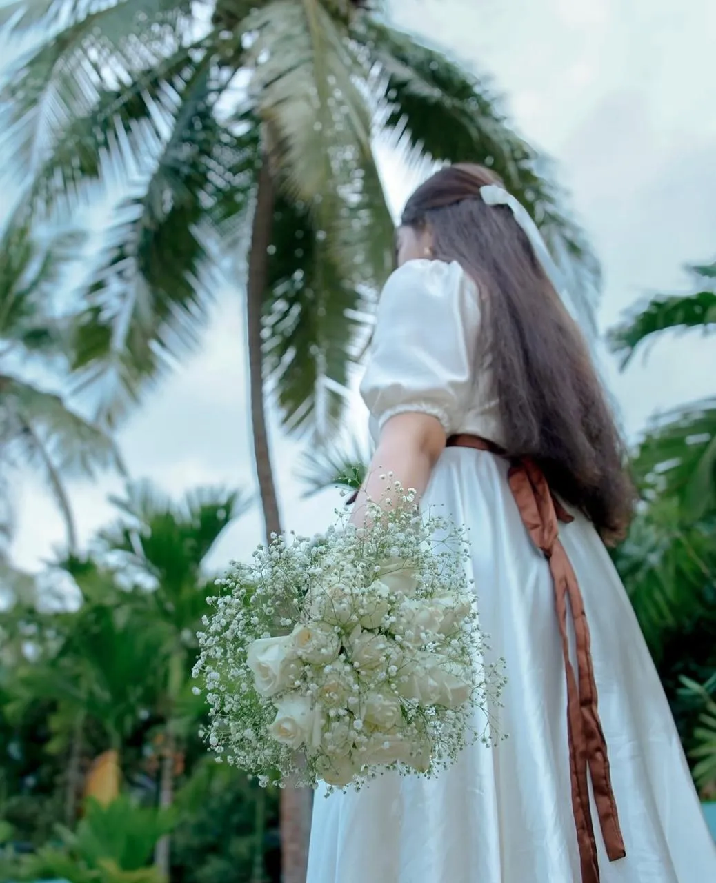 The bride holding a bouquet, Clicked by the best wedding photographer in kannur
